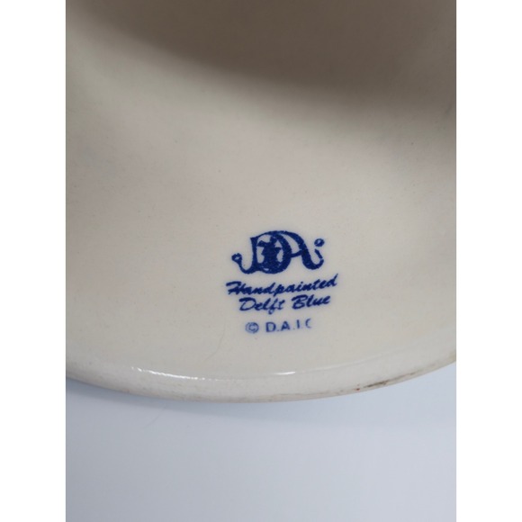 Vintage Delft Blue Milkmaid Figurine Hand Painted Holland Style ©1984 D.A.I.C - Picture 7 of 7